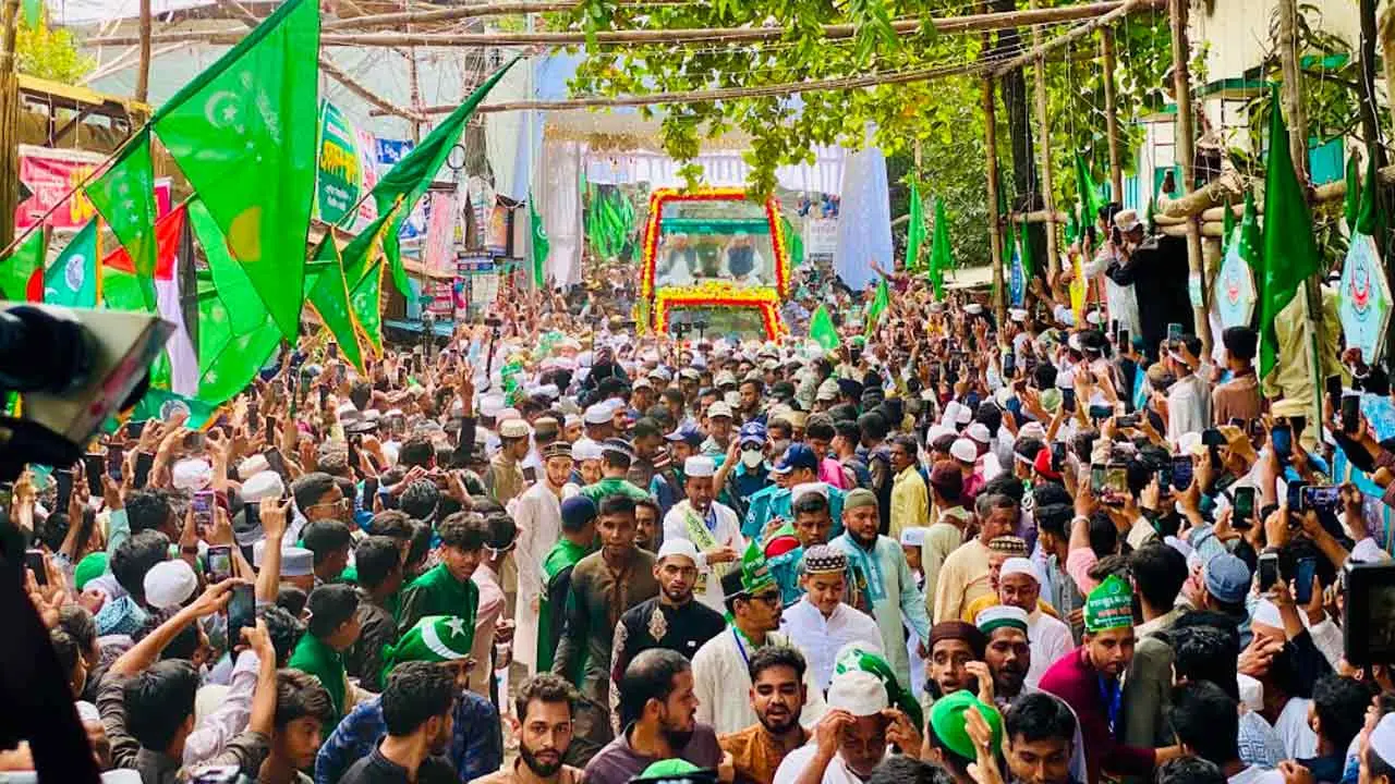 লাখো মানুষের অংশগ্রহণে চট্টগ্রামে জশনে জুলুস শুরু