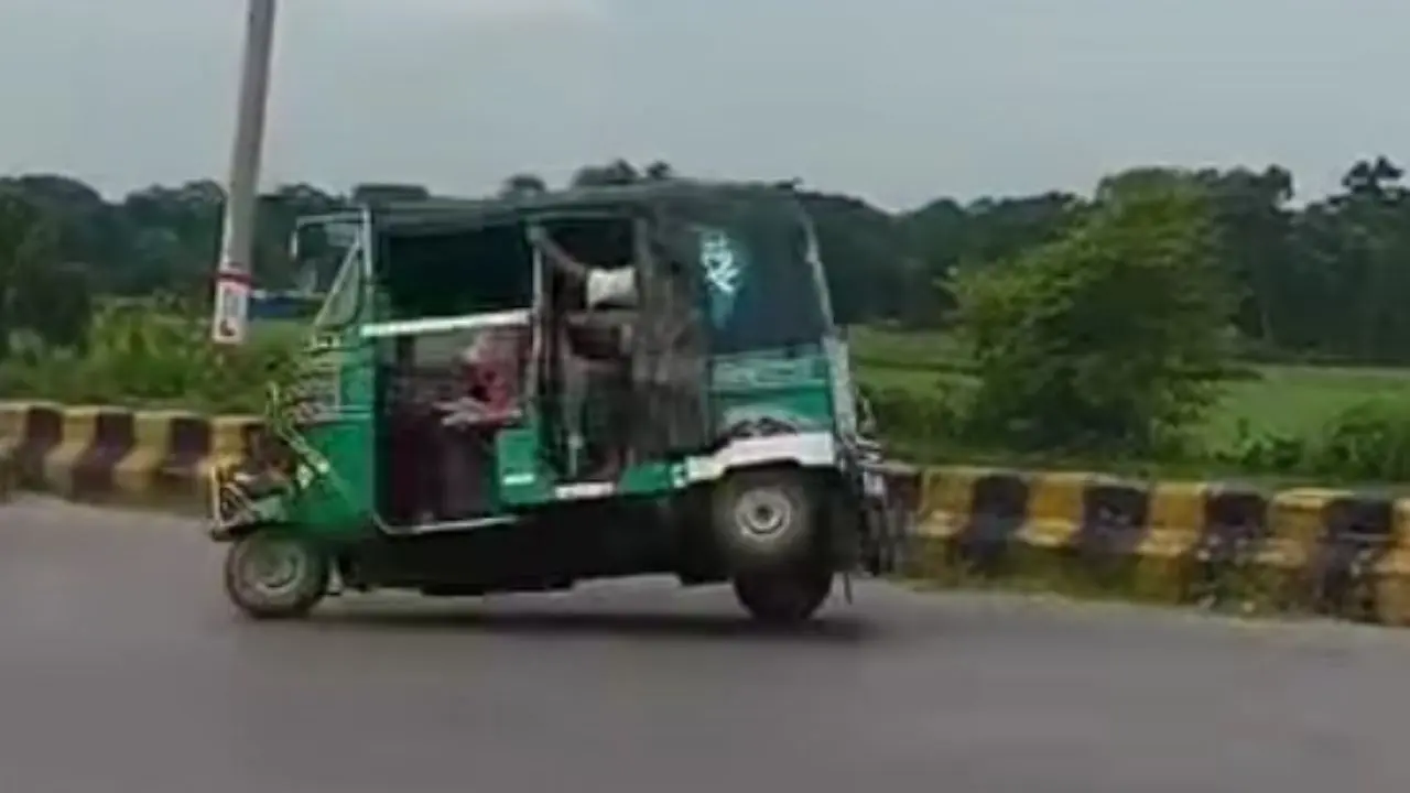 চট্টগ্রামে চলন্ত গাড়ি ভাঙচুর, গণপিটুনির পর পুলিশের হাতে ভারসাম্যহীন যুবক