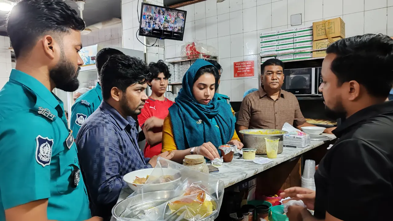 চট্টগ্রামে খাবারের হোটেলে তেলাপোকা-বিড়াল, জরিমানা