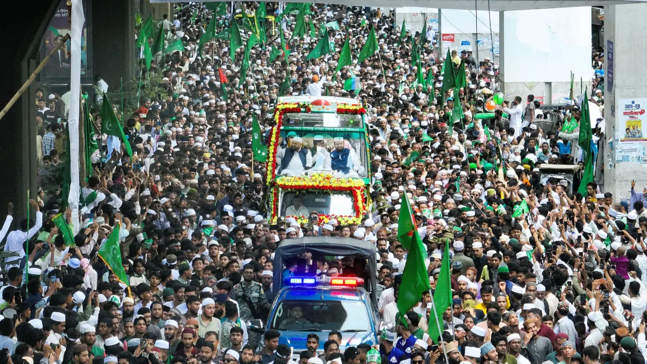 লাখো মানুষের অংশগ্রহণে ‘জশনে জুলুস’ অনুষ্ঠিত