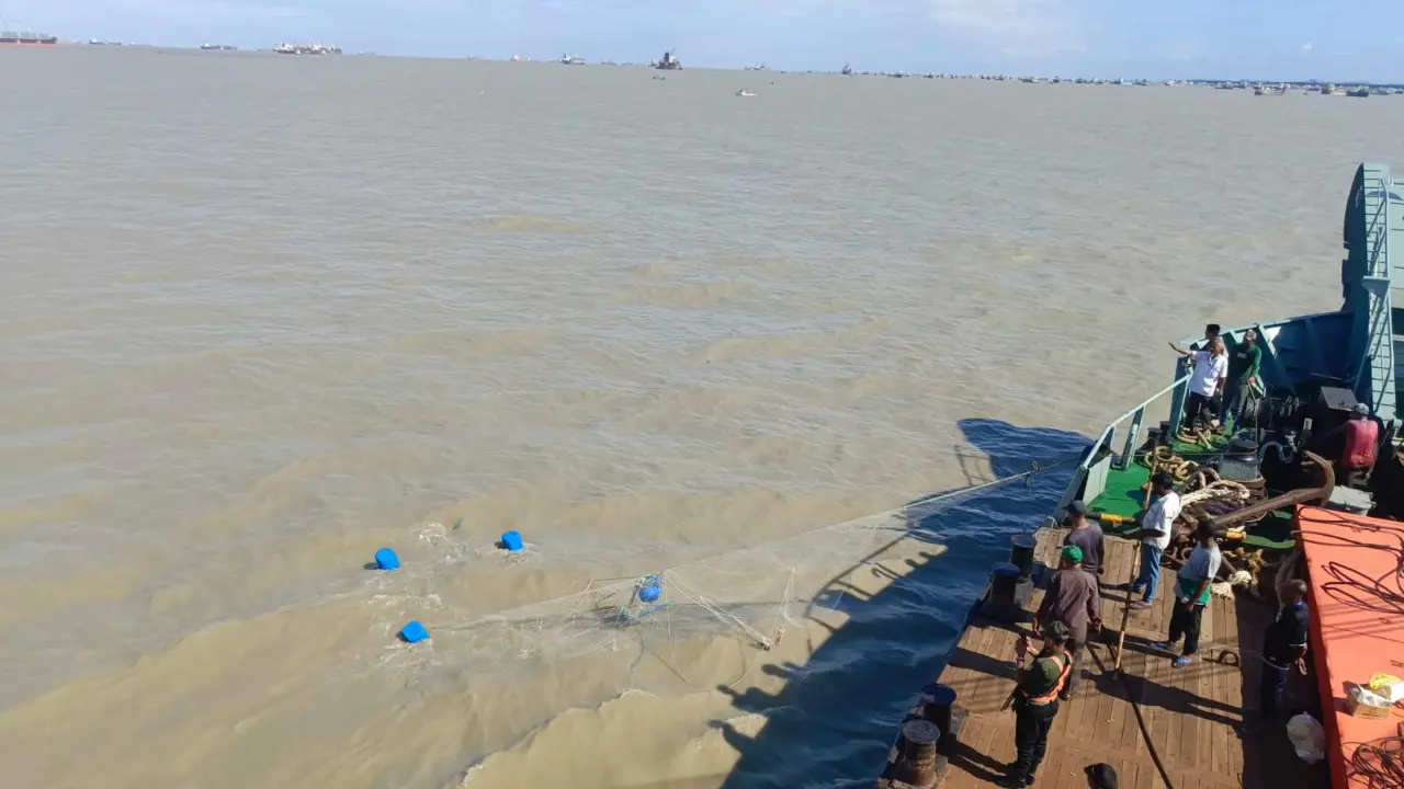 চট্টগ্রাম বন্দর চ্যানেল ও বহির্নোঙরে অবৈধ জাল উচ্ছেদ