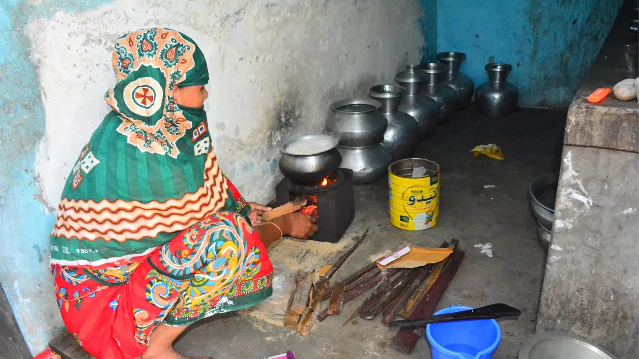 গ্যাস-বিদ্যুৎ সংকটের জোড়া ধাক্কায় ছুটির দিনেও স্বস্তি নেই চট্টগ্রামে