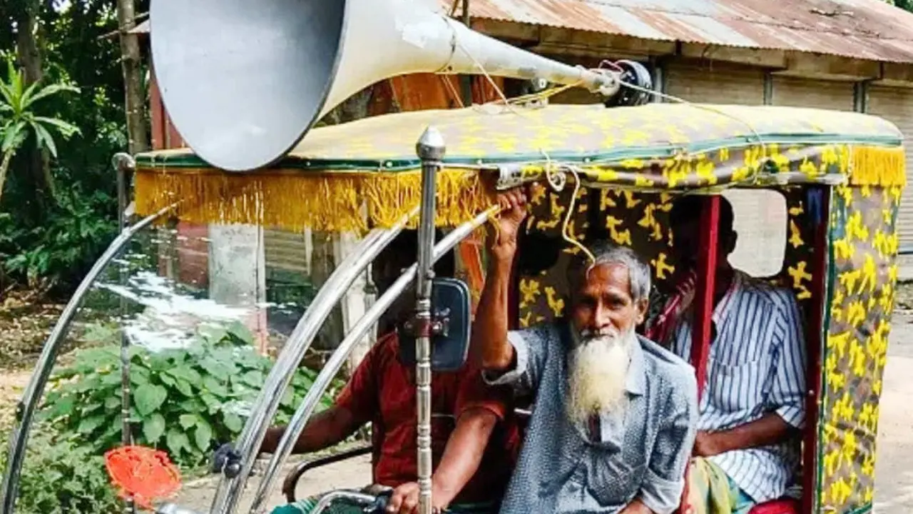 নাতিকে টাকা ধার না দিতে এলাকাজুড়ে দাদার মাইকিং