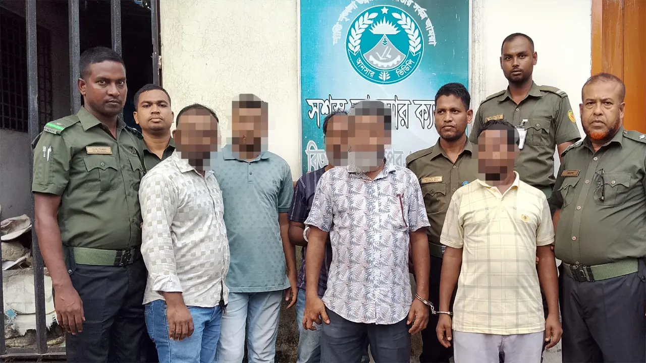 মিরপুর বিআরটিএতে দালালদের বিরুদ্ধে অভিযান