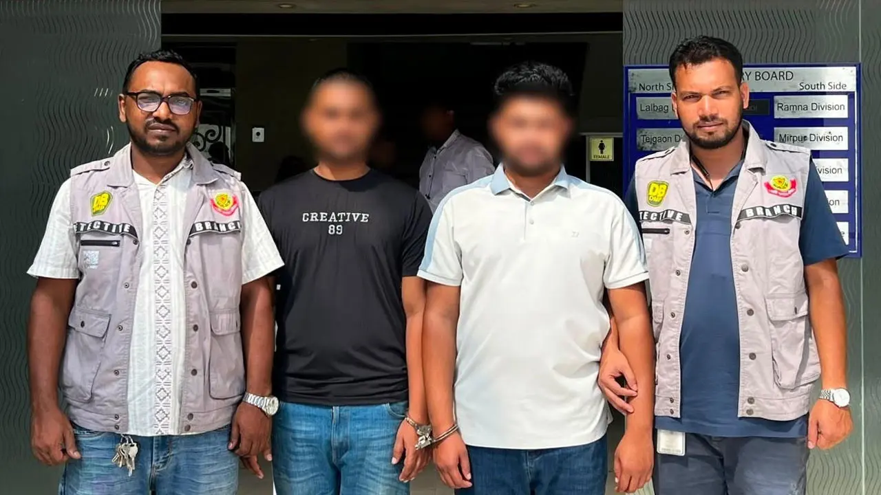 অনলাইনে অস্ত্র বিক্রির নামে প্রতারণা, নড়াইলে গ্রেপ্তার ২