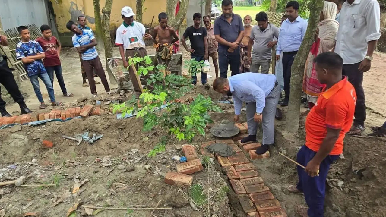 বরাদ্দ হলেও পাকা হয়নি গাইবান্ধার জুলাই শহীদদের কবর, ডিসির উদ্যোগ