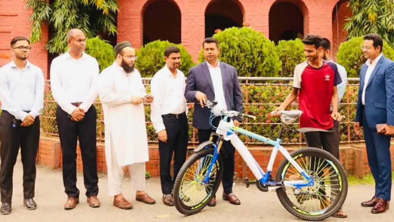 সাইকেল হারিয়ে সংকটে এইচএসসি পরীক্ষার্থী, কিনে দিলেন ডিসি