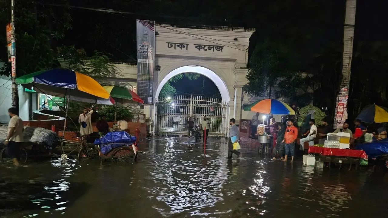 এক ঘণ্টার বৃষ্টিতে ডুবল নিউমার্কেট, জলাবদ্ধতায় ভোগান্তি চরমে