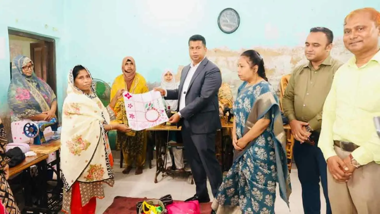 ডিসির উদ্যোগে সেলাই মেশিন পাচ্ছেন ২০ নারী