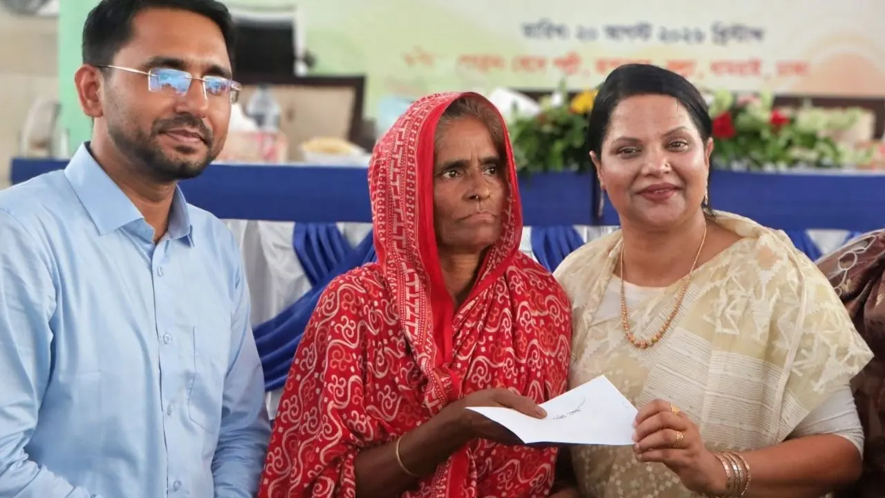 তিন দশক পর বেদে পল্লীতে ঢাকার জেলা প্রশাসক ফরিদা