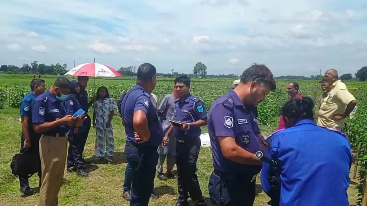 ফসলি জমিতে পড়ে ছিল বৃদ্ধার মরদেহ, পাশে মিলল চাকু
