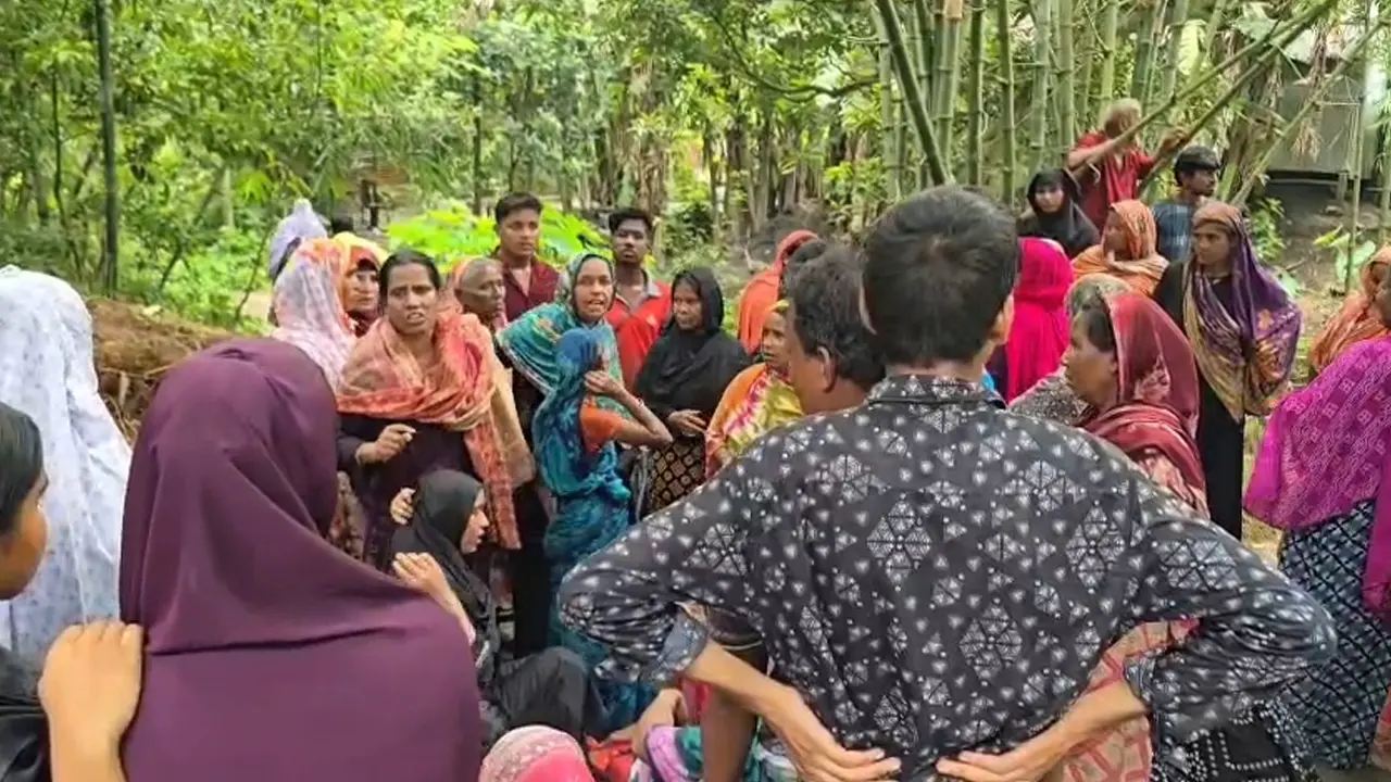 বসতঘরের মেঝেতে পড়ে ছিল শিশু, ঝুলছিল মায়ের মরদেহ