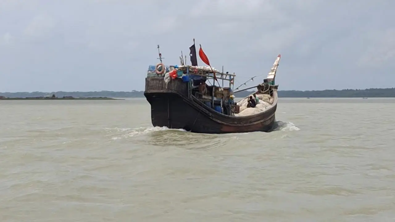 বঙ্গোপসাগরে ট্রলারডুবিতে নিখোঁজ ৫ জেলে, একজনের মরদেহ উদ্ধার