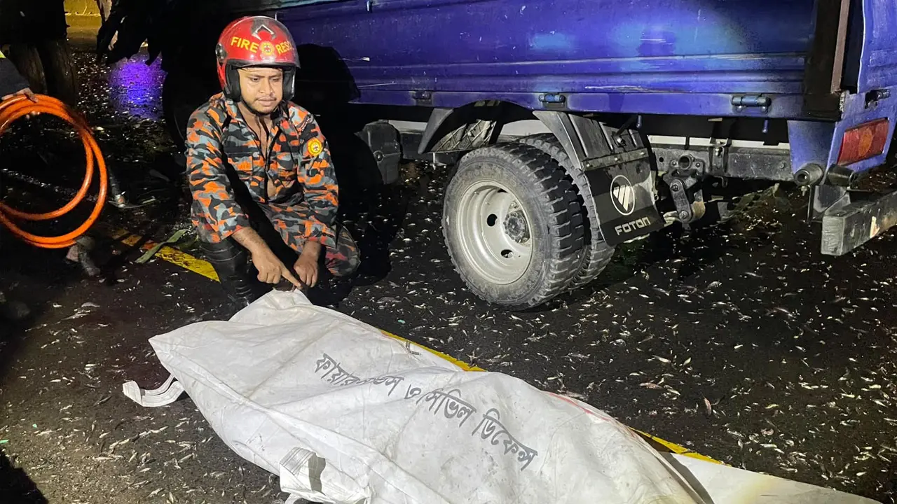 থেমে থাকা ট্রাকে কাভার্ড ভ্যানের ধাক্কায় ব্যবসায়ী নিহত