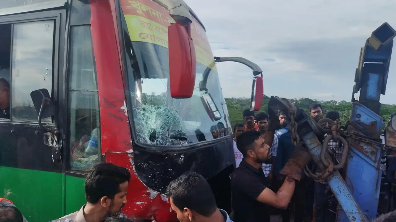 বরিশালে বাস-মাহিন্দ্রা সংঘর্ষে নিহত ১, ববি শিক্ষার্থীসহ আহত ৫