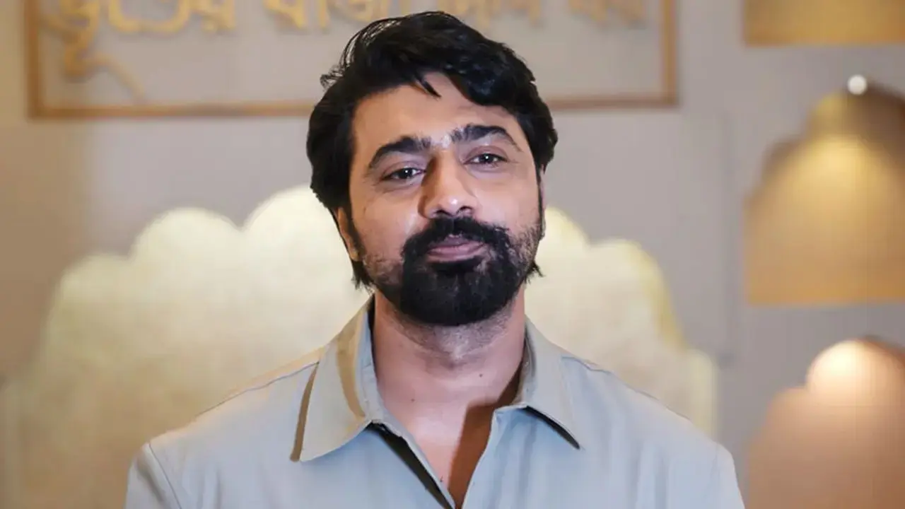 দেবকে অনুরাগীদের প্রশ্ন : ‘তুমি কবে বাবা হবে?’