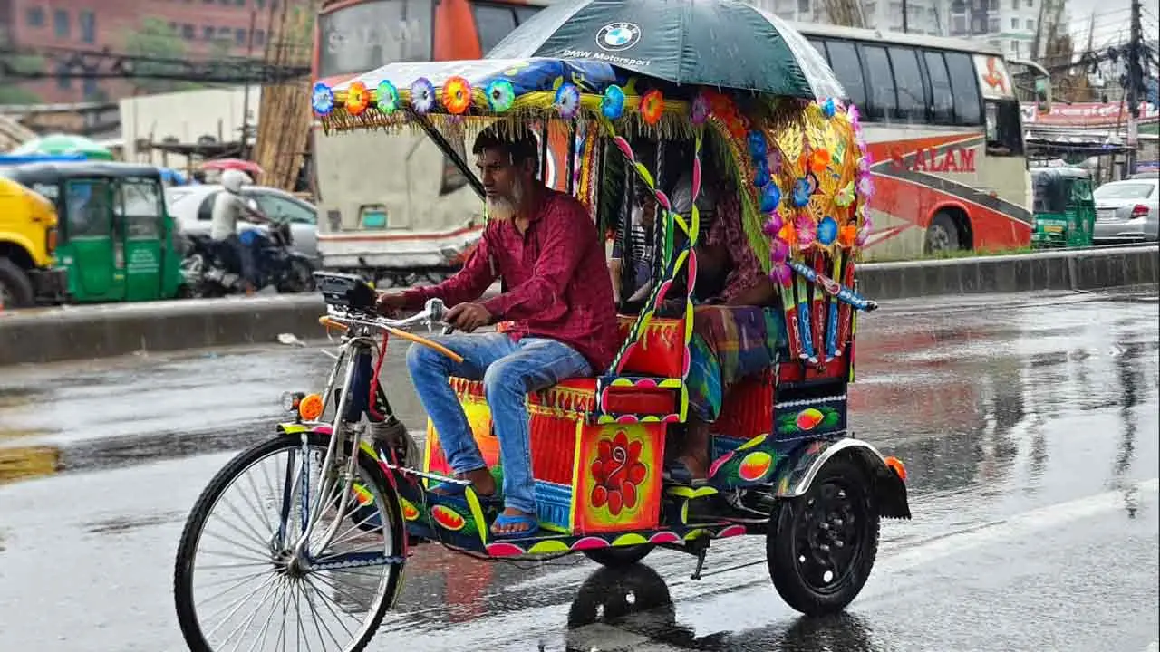 ভ্যাপসা গরমের পর ঢাকায় বৃষ্টি, থাকতে পারে দুপুর পর্যন্ত