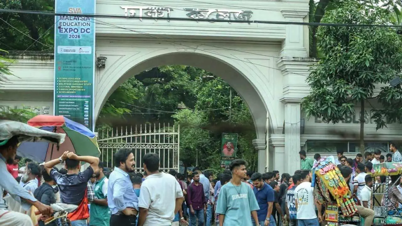 ঢাকা কলেজে শিবির-ছাত্রদল সংঘর্ষ, শিবিরকে রাজনীতি করতে না দেওয়ার ঘোষণা