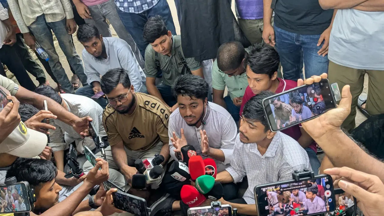অ্যাকাডেমিক মাইগ্রেশনের দাবিতে ঢাকা কলেজের মূল ফটকে তালা