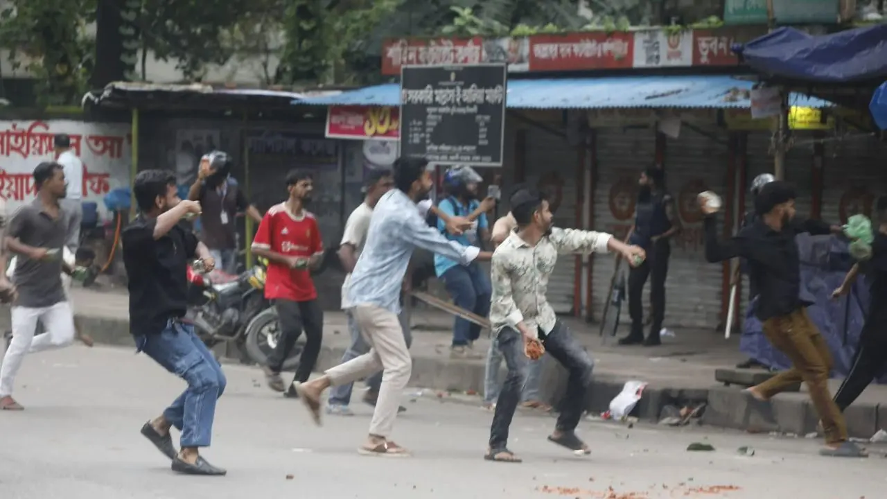 জবি, ঢাকা কলেজ ও আলিয়া মাদ্রাসায় ছাত্রদল-শিবির সংঘর্ষ, আহত অন্তত ২০