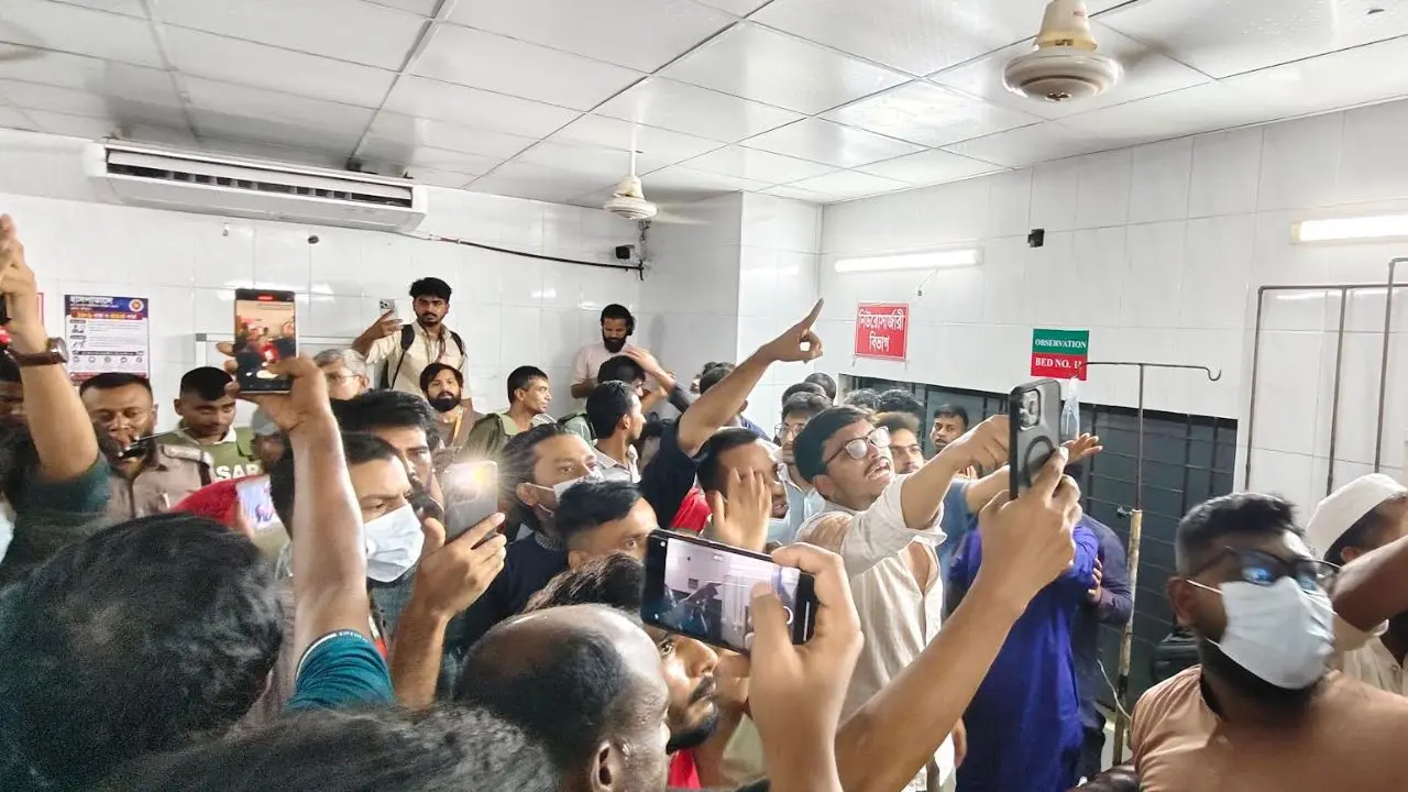 ঢামেকের জরুরি বিভাগে ২ গ্রুপের মধ্যে সংঘর্ষ, চিকিৎসা সেবা সাময়িক বন্ধ