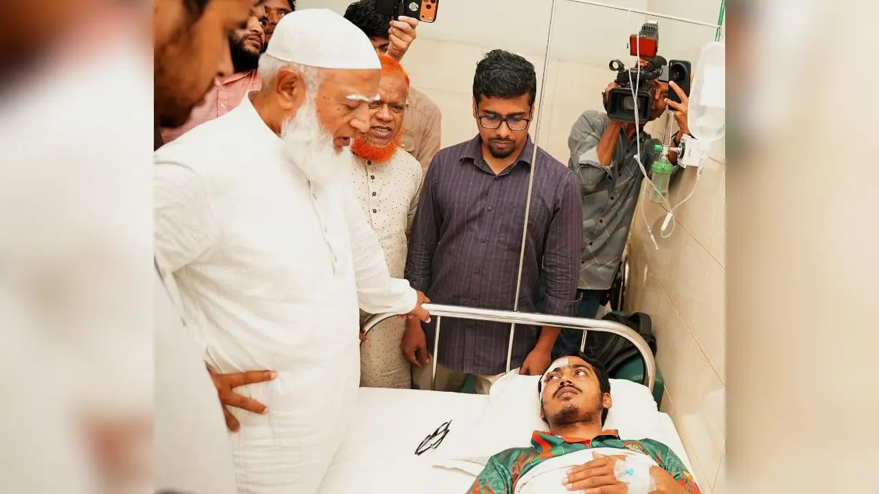 জবির আহত শিক্ষার্থীদের দেখতে হাসপাতালে বিরোধীদলীয় নেতা