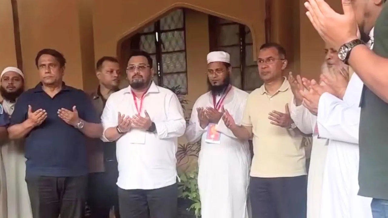 হেফাজতের প্রতিষ্ঠাতা আহমদ শফীর কবর জিয়ারত করলেন প্রধানমন্ত্রী