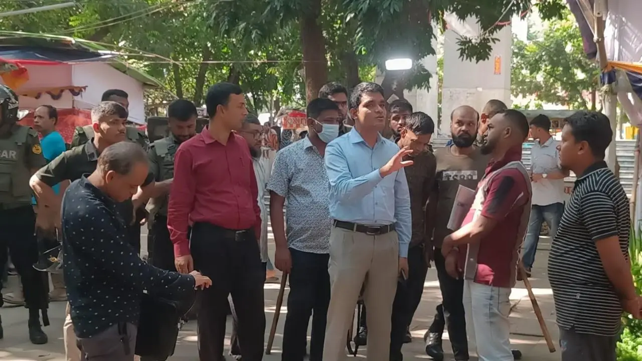 বাহাদুর শাহ পার্কে অনুমোদনহীন দোকান উচ্ছেদের আল্টিমেটাম ডিএসসিসির