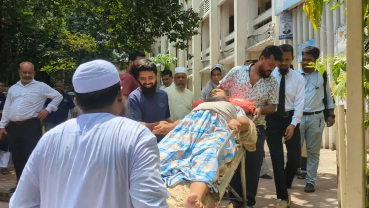মাগুরা থেকে স্ট্রেচারে করে আদালতে আসামির আত্মসমর্পণ, যে পরামর্শ বিচারকের