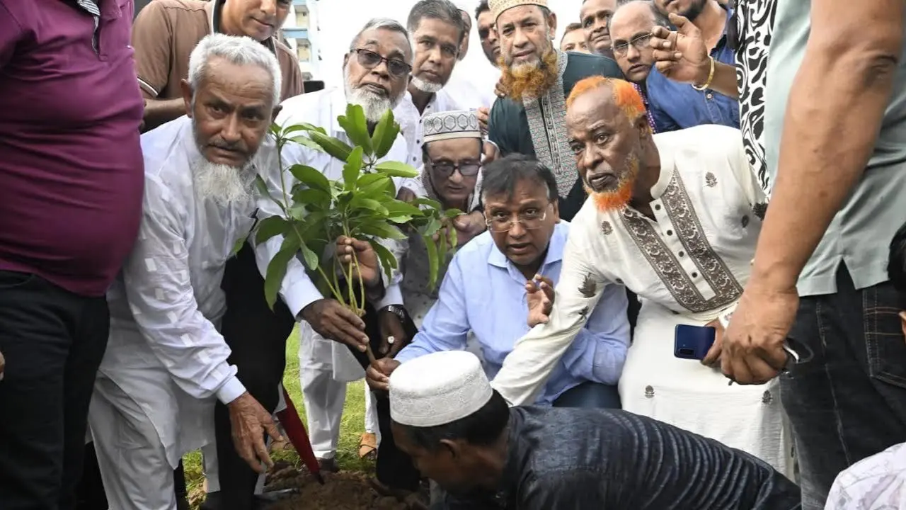 কায়েতপাড়ায় বৃক্ষরোপণ-উন্নয়নকাজ পরিদর্শনে ডিএসসিসি প্রশাসক