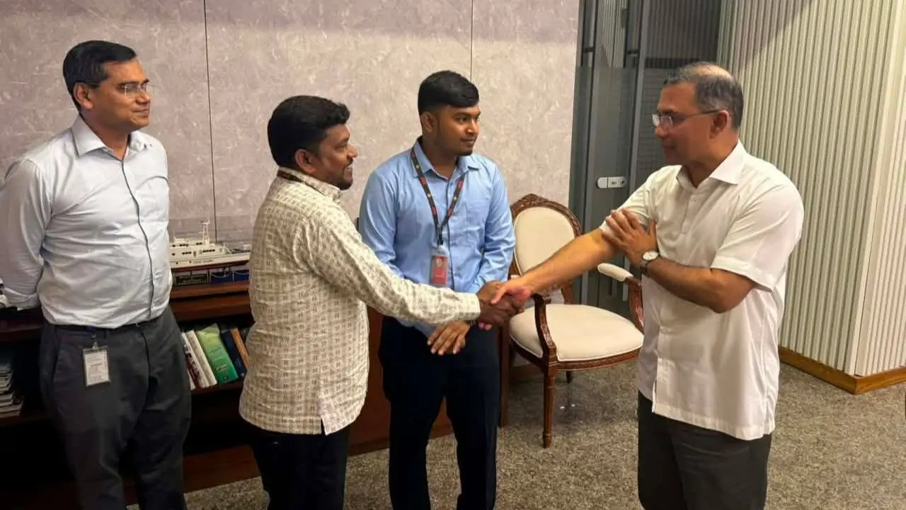 ফুল স্কলারশিপ পেয়েও বিদেশযাত্রায় শঙ্কা, নাজমুলের পাশে প্রধানমন্ত্রী