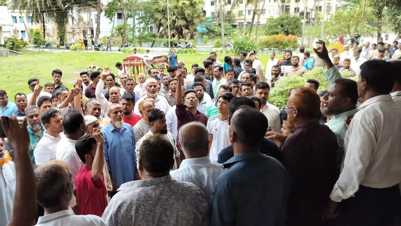 ফ্যামিলি কার্ডের নিয়োগে অনিয়মের অভিযোগ, ফেনীতে ইউএনও কার্যালয়ে বিক্ষোভ