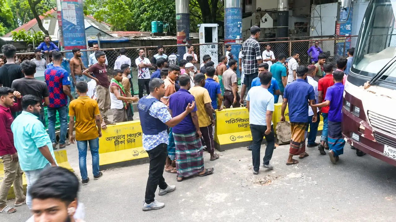 গ্যাস না পেয়ে চট্টগ্রামের কদমতলীতে সড়ক অবরোধ করে বিক্ষোভ