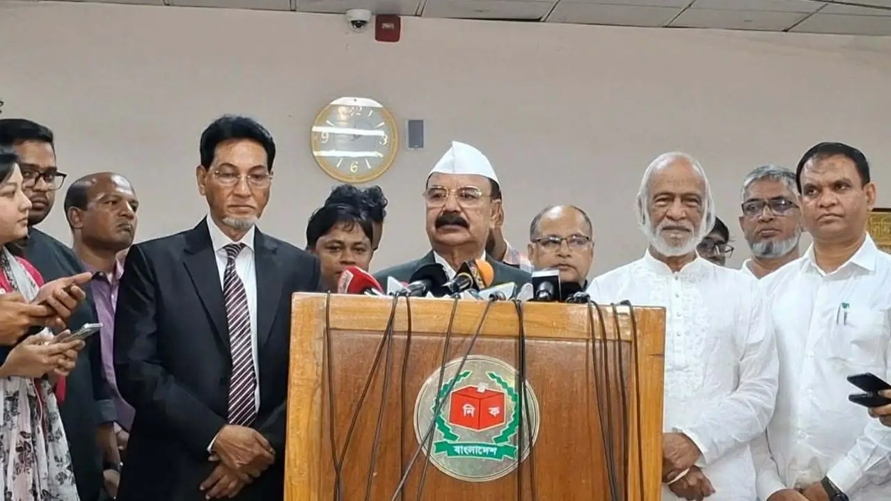 সংবিধান সংশোধন সংসদেই সম্ভব, রাজপথে বলে লাভ নেই : গয়েশ্বর