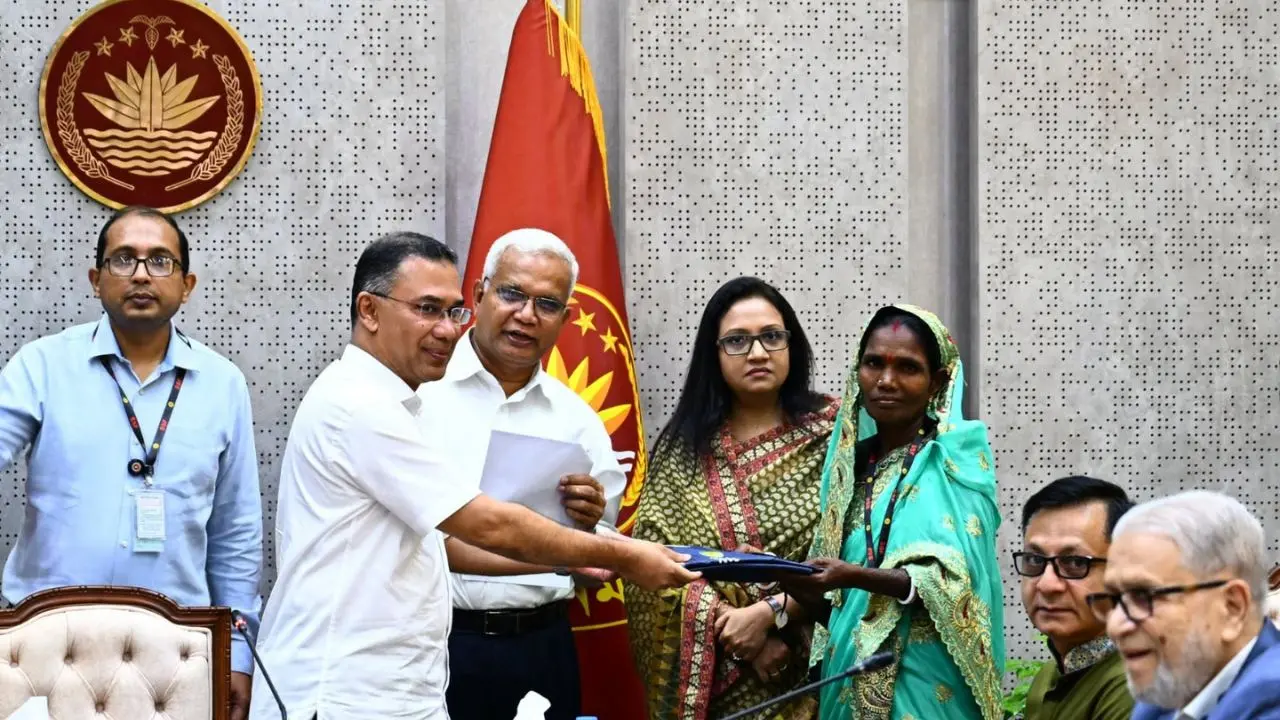 চা-শ্রমিকদের সুরক্ষায় প্রধানমন্ত্রীর উদ্যোগ, বিতরণ হবে ২০ হাজার রেইনকোট
