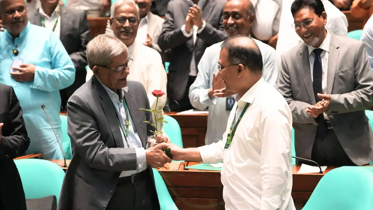 নবনির্বাচিত রাষ্ট্রপতিকে লাল গোলাপের শুভেচ্ছা জানালেন প্রধানমন্ত্রী