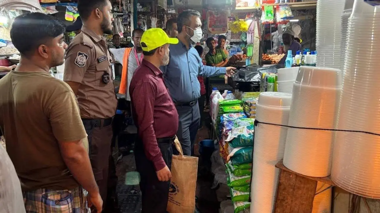 মহাখালীতে ১২০ কেজি পলিথিন শপিংব্যাগ জব্দ করল ভ্রাম্যমাণ আদালত