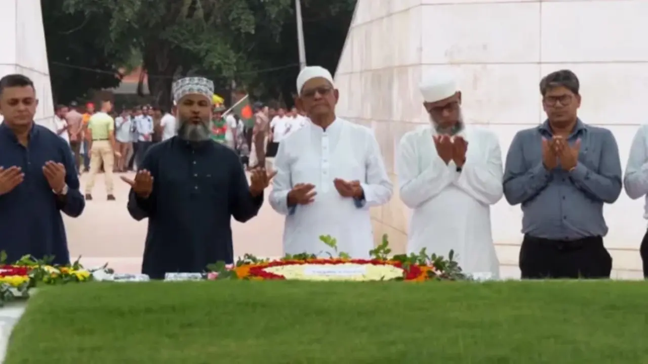 শপথের আগে জিয়াউর রহমান ও খালেদা জিয়ার কবরে শ্রদ্ধা জানালেন মির্জা ফখরুল