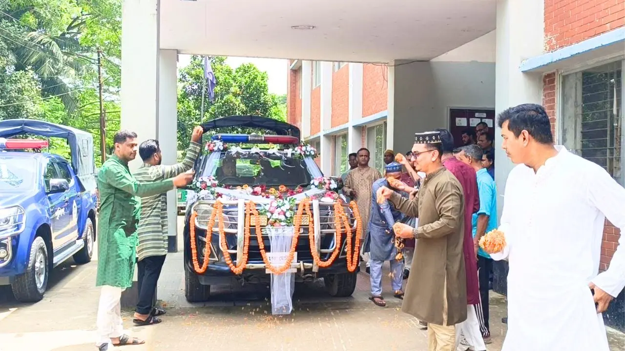 সহকর্মীদের ভালোবাসায় ফুলে সাজানো গাড়িতে পুলিশ সদস্যের অবসরযাত্রা