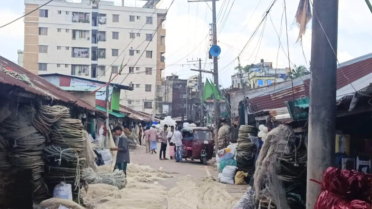 চট্টগ্রামে ৬০ বছর ধরে জেলেদের ভরসা ‘রশির বাজার’ ওমর আলী মার্কেট