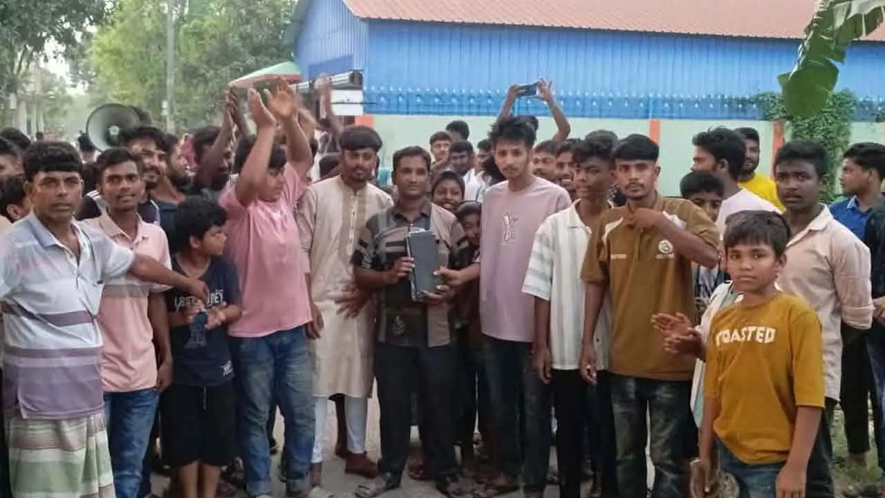 অতিরিক্ত লোডশেডিং ও বিদ্যুৎ বিল, মিটার রিডারকে আটকে রাখল এলাকাবাসী