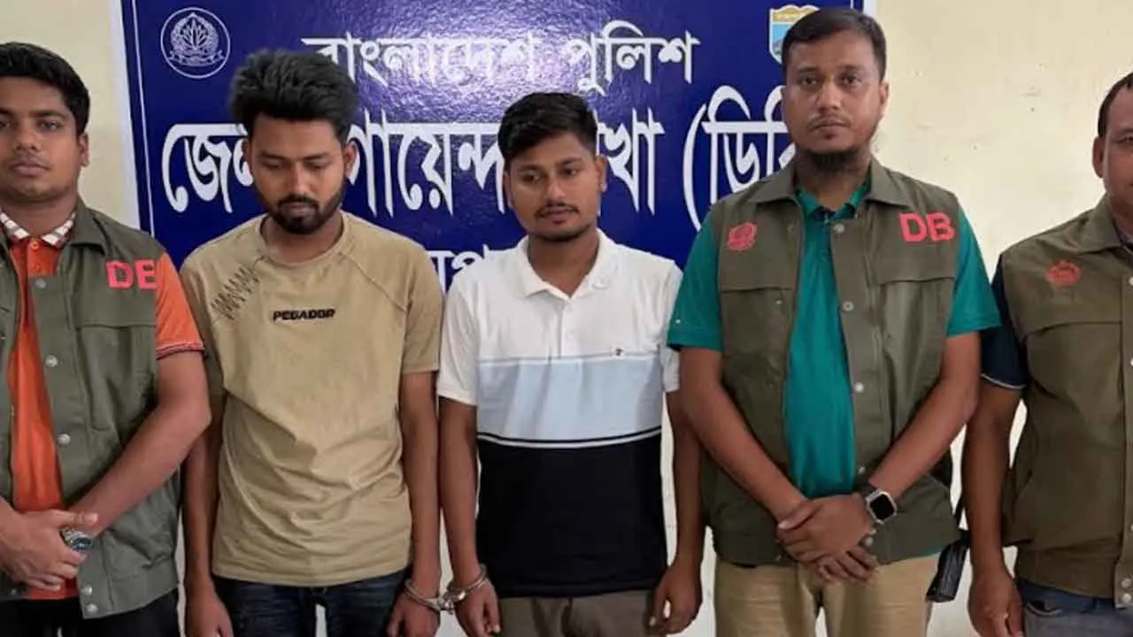 জয়পুরহাটে অবৈধভাবে ভারত থেকে আনা ৭৪ মোবাইলসহ গ্রেপ্তার ২