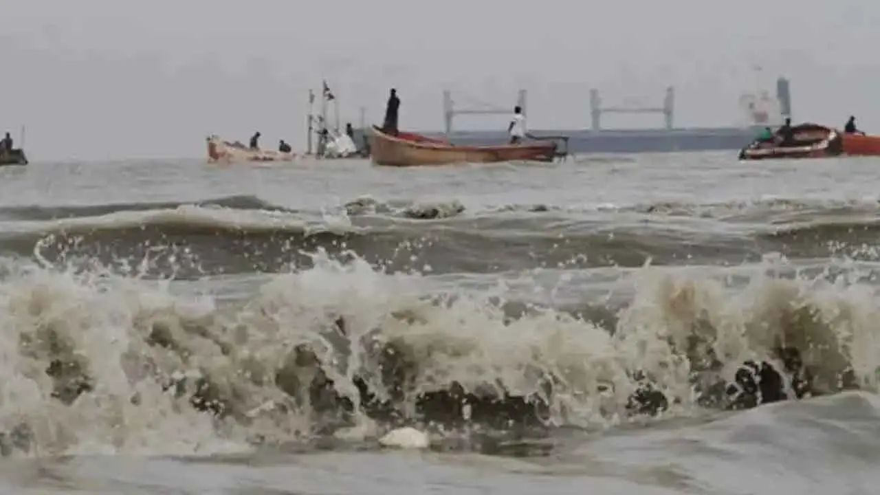 সমুদ্রে ৩ নম্বর সতর্ক সংকেত, মাছ শিকারে সতর্কবার্তা