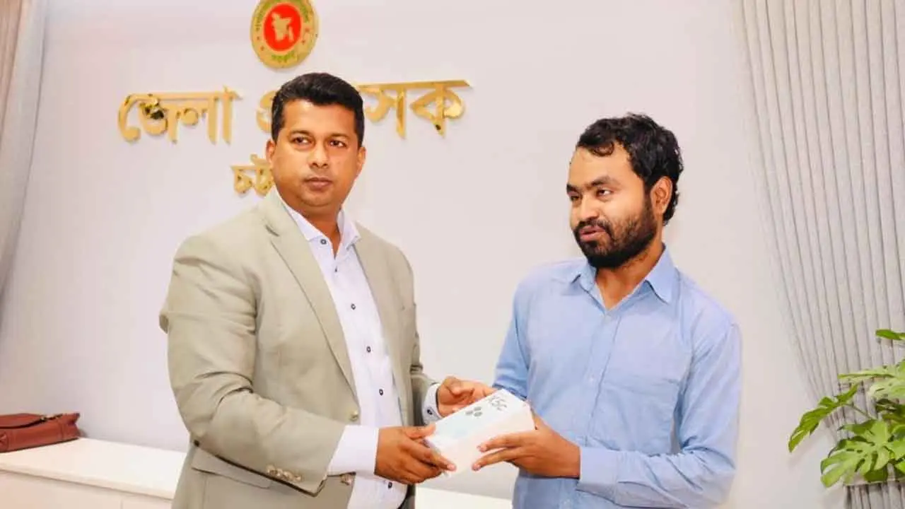 দৃষ্টিপ্রতিবন্ধী শিক্ষার্থীর পাশে দাঁড়ালেন চট্টগ্রামের জেলা প্রশাসক