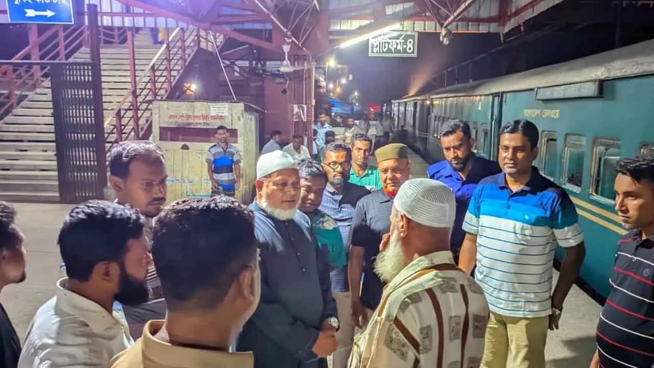 ঈশ্বরদীতে মহানন্দা ট্রেনে শানটিং ইঞ্জিনের ধাক্কা, আহত ১৫