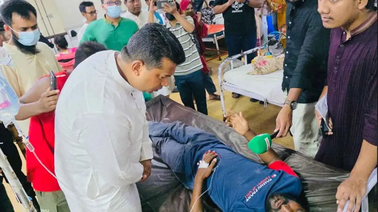 সীতাকুণ্ডে জাহাজ কাটার সময় দুর্ঘটনায় আহতদের দেখতে হাসপাতালে ডিসি জাহিদ