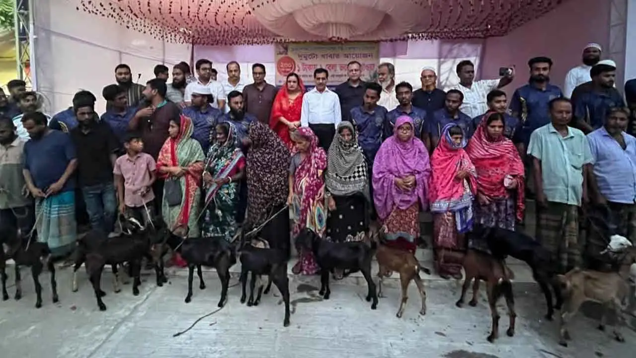 নওগাঁয় ১০ টাকার বিনিময়ে ছাগল পেল ২০ অসহায় পরিবার