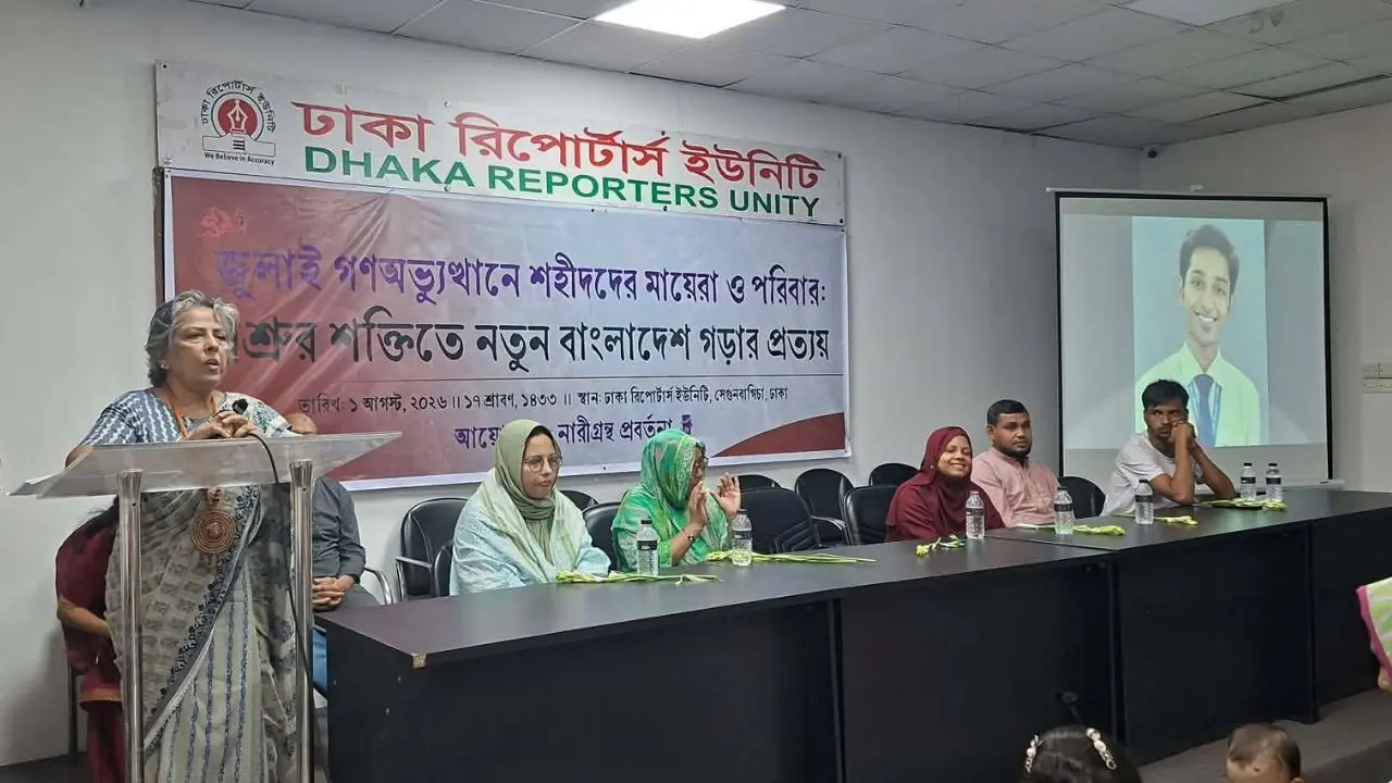 দেশ গড়ার কাজে নিজেকে নিয়োজিত করুন, সংকীর্ণ রাজনীতি থেকে দূরে থাকুন