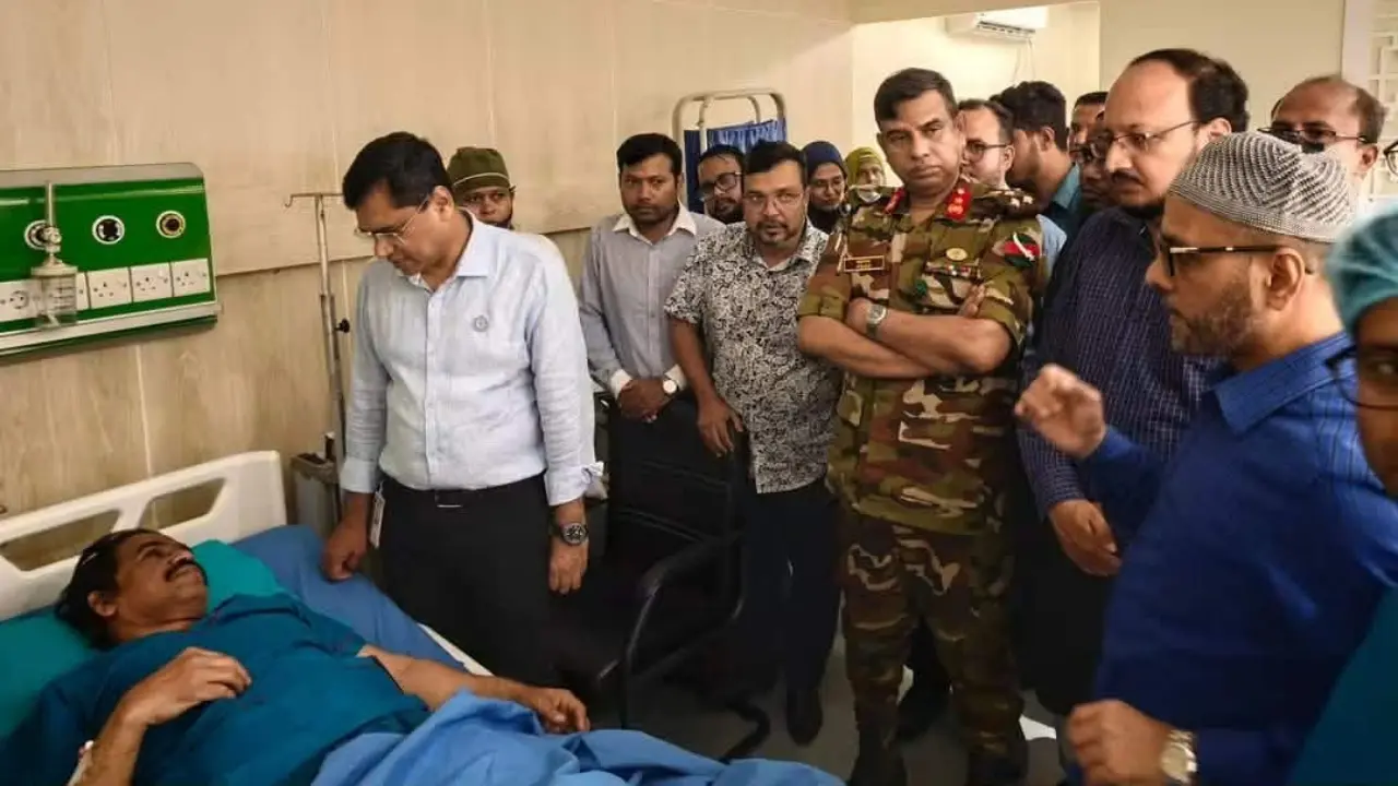 আসাদুর রহমানের শারীরিক অবস্থার খোঁজ নিতে ঢামেকে গেলেন ডা. বিটু