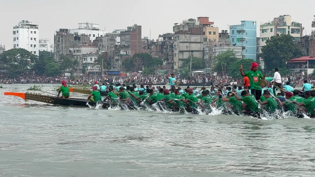 ঢাকার ৪১৬ বছর পূর্তিতে বুড়িগঙ্গা নদীতে ‘হৃদয়ে ঢাকা’ নৌকা বাইচ